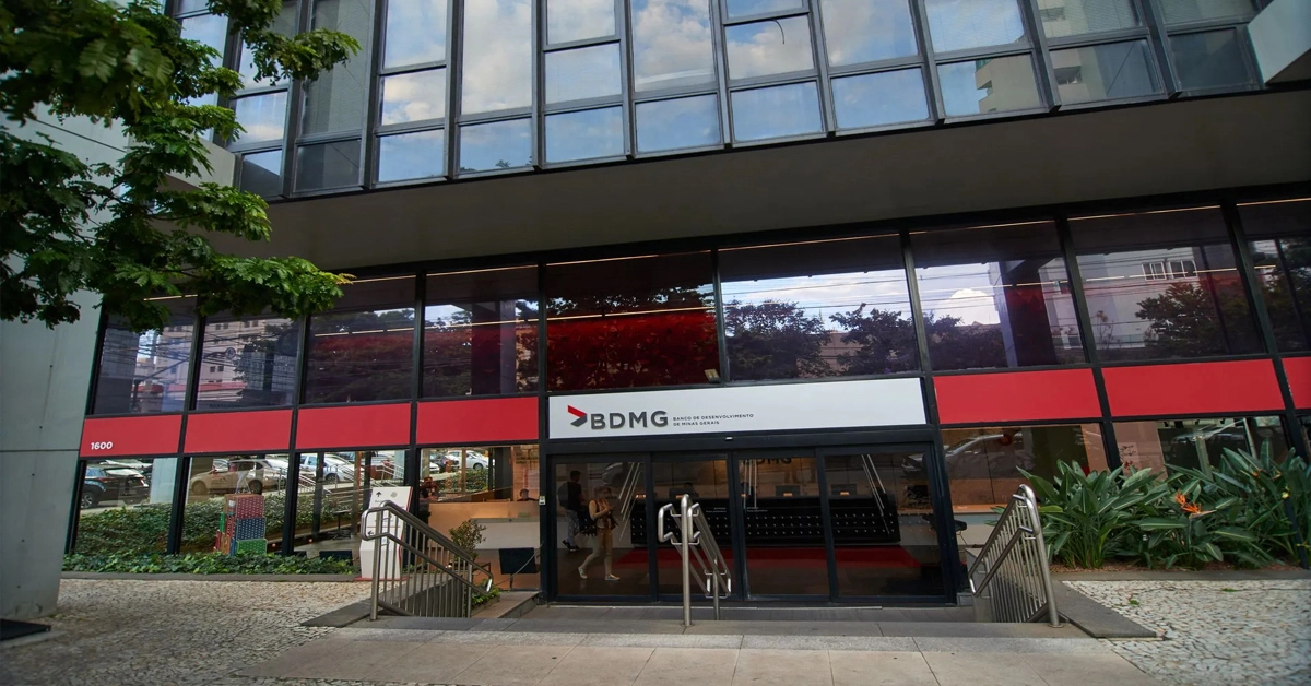 Fachada do prédio do banco BDMG, destacando um letreiro vermelho e branco / Concurso BDMG