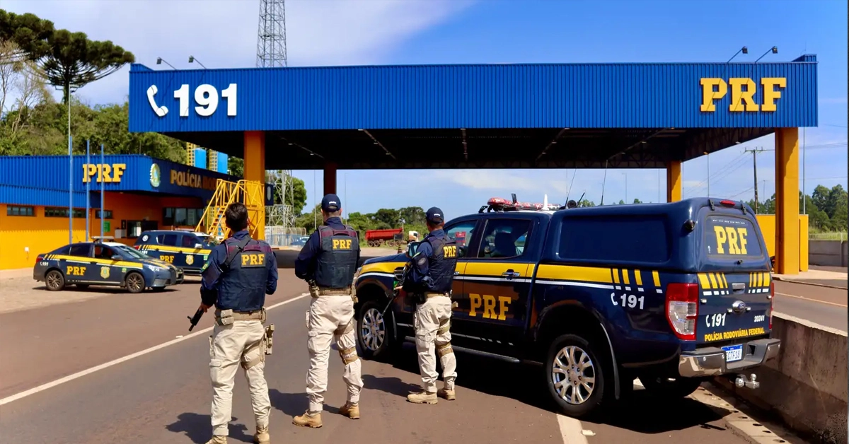 Políciais Rodoviários Federais ao lado do carro da PRF / Concurso PRF