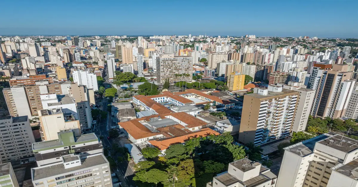 Vista aérea da cidade de Campinas com trechos arborizados / Concurso Prefeitura de Campinas