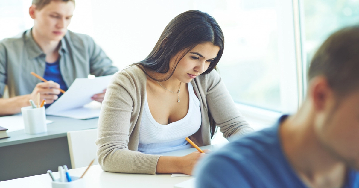 Estudantes em sala de aula estudando e escrevendo / Concurso Prefeitura de Tremembé