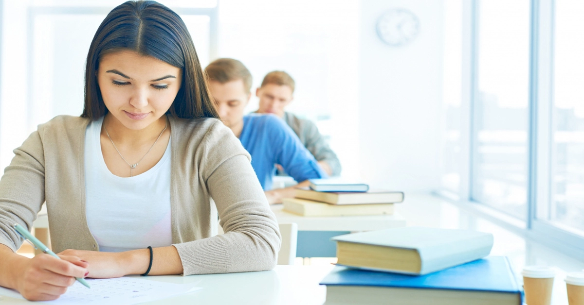 Estudantes em sala de aula estudando e escrevendo / Concurso Sesab