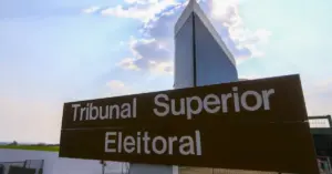 Letreiro na cor marrom com letras brancas que diz "Tribunal Superior Eleitoral" / Concurso TSE Unificado