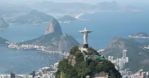 Vista aérea da cidade do Rio de Janeiro com Cristo Redentor e Pão de Açucar ao fundo / Força de Segurança RJ