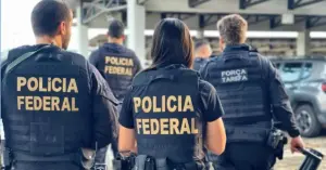 Policiais federais de costas olhando carros / Concurso PF