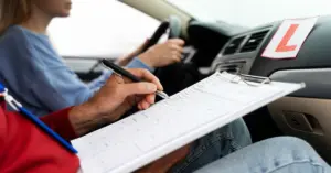 Pessoas dentro de um veículo em avaliação para carta de motorista / Concurso Detran RJ