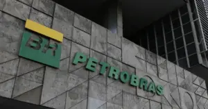 Fachada da Petrobras com a logo do órgão na parede / Concurso Petrobras