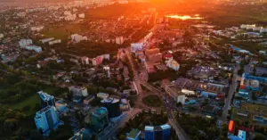 Vista aérea de uma cidade ao por do sol / Concurso PM DF