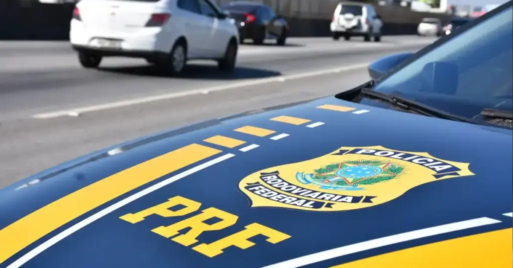 Carro da PRF estacionado na estrada, adesivado com a logo da Polícia Rodoviária Federal / Concurso PRF