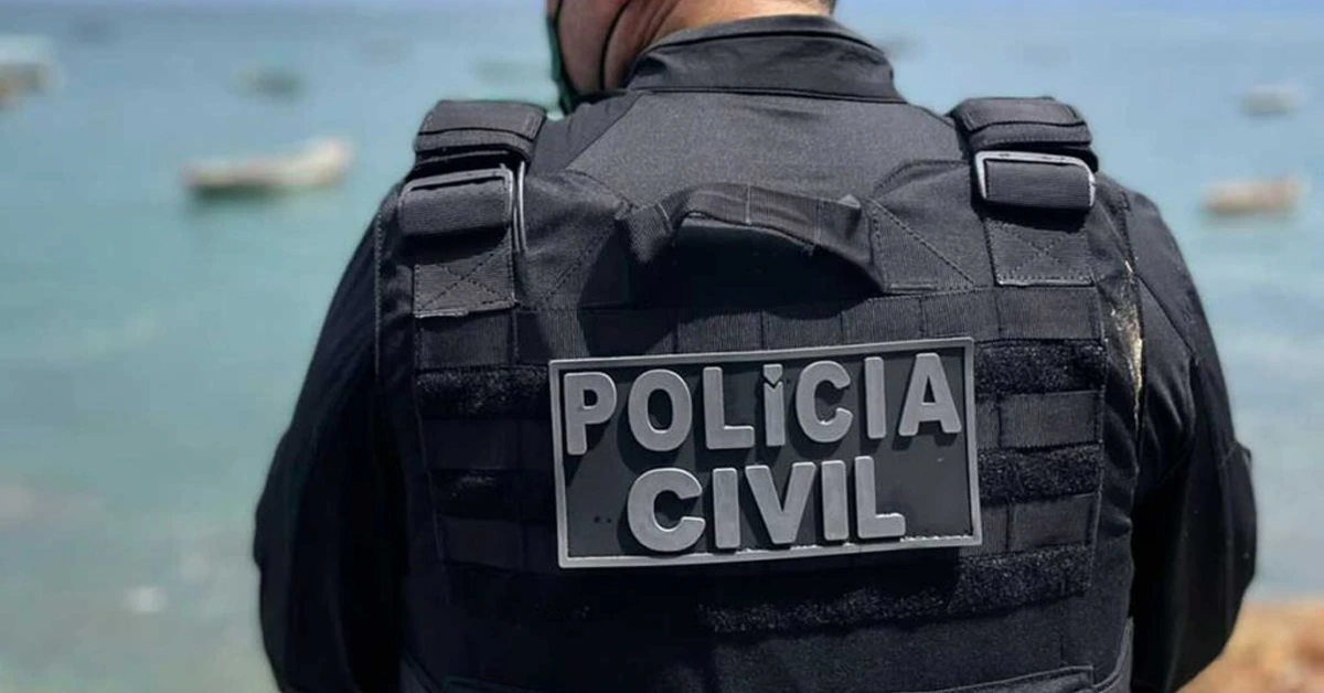 Servidor da Polícia Civil de costas e uniformizado / Policial Civil