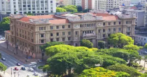 Vista aérea do prédio do TJ SP em são paulo com árvores ao seu redor / Concurso TJ SP