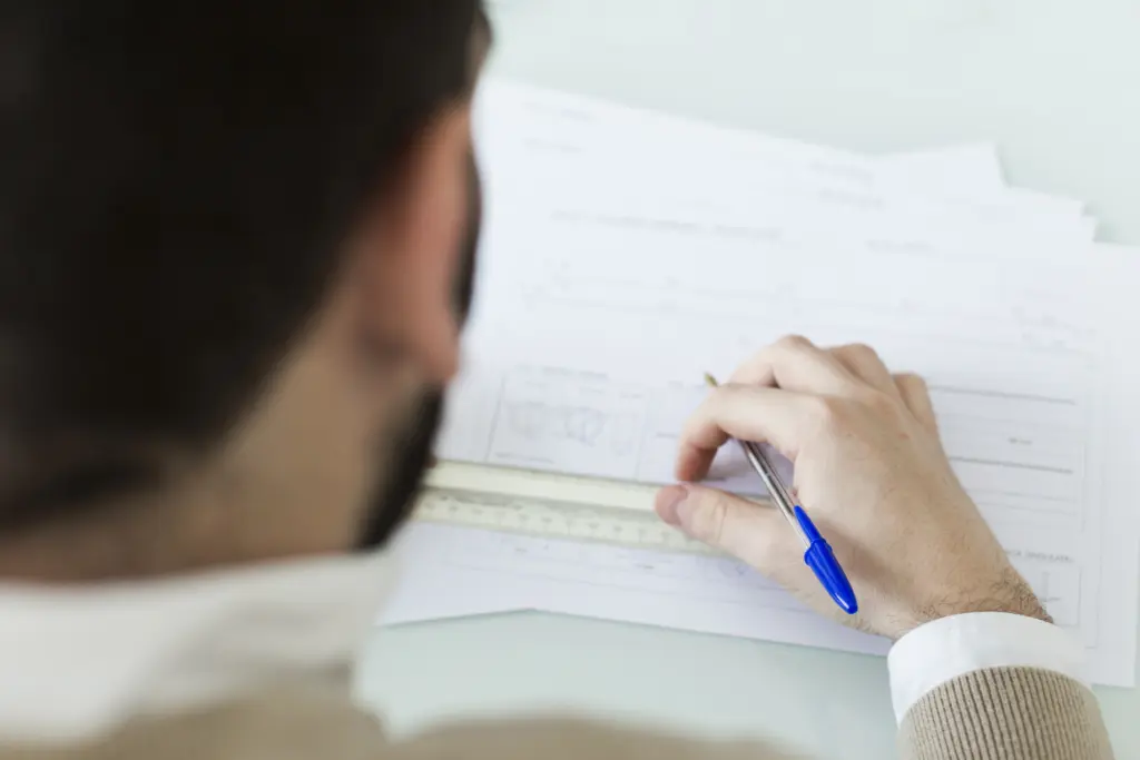 Homem estudando para as provado do concurso conforme o edital stm.