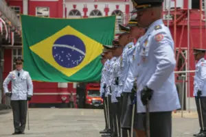 Oficiais do Corpo de Bombeiros enfileirados durante cerimônia