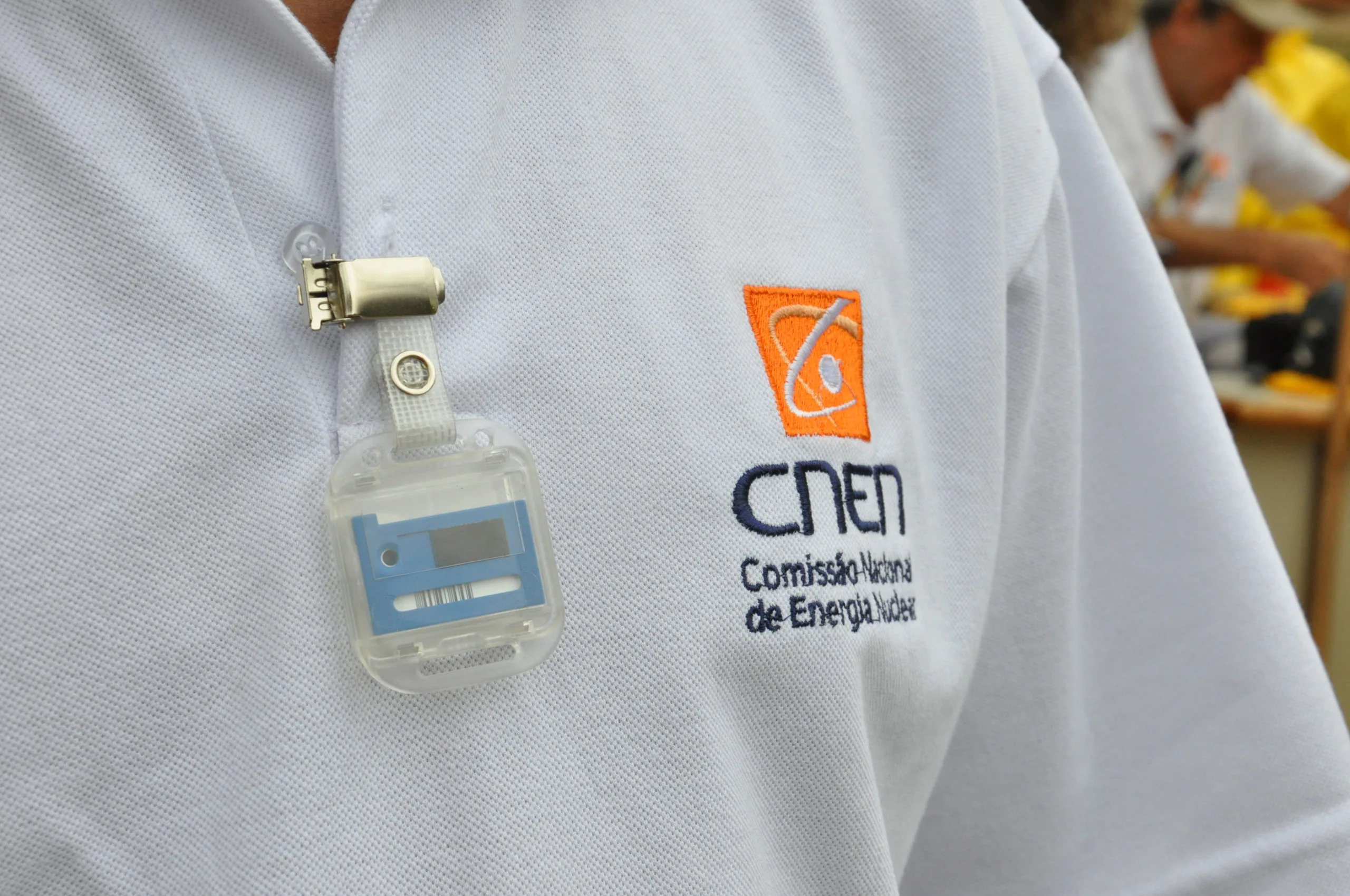 Uniforme de um aprovados no concurso CNEN, com a logo da instituição CNEN.