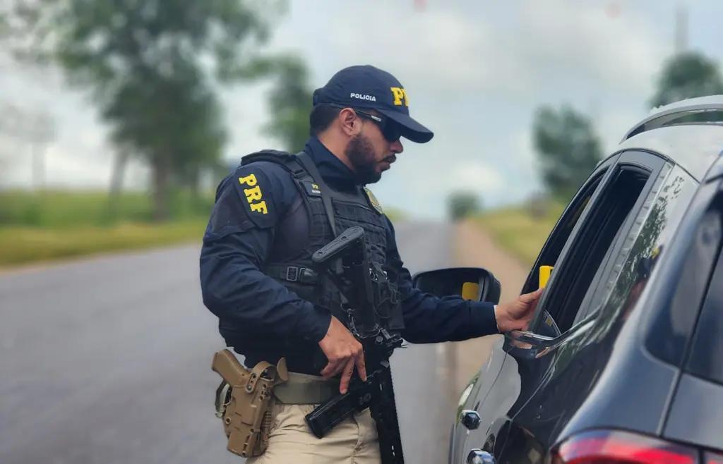 Aprovado no concurso PRF trabalhando em uma rodovia.