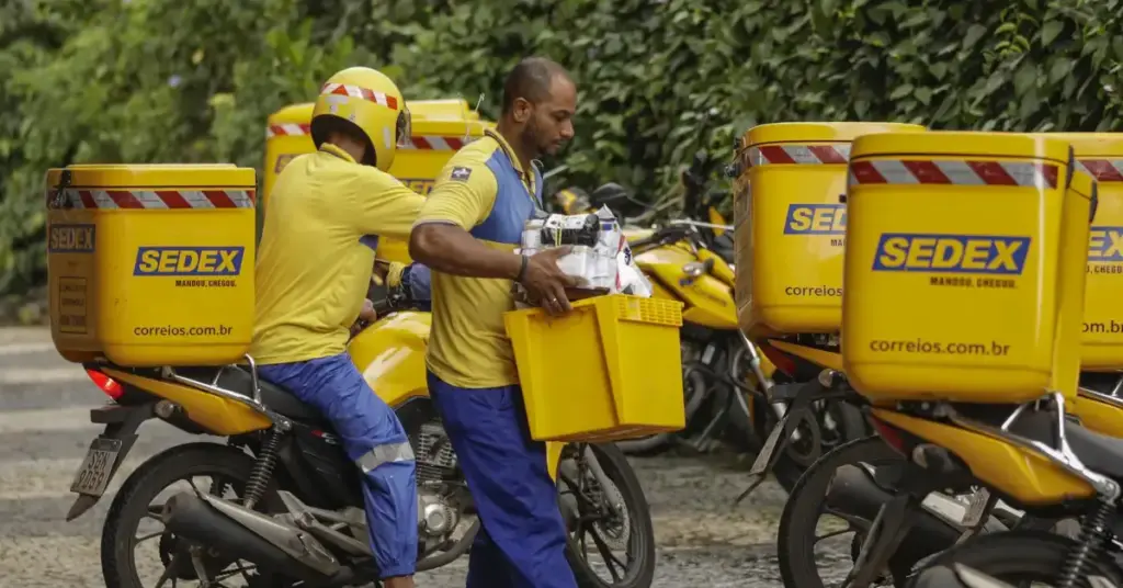 Servidores do Correios em serviço com motocicletas / Concurso Correios