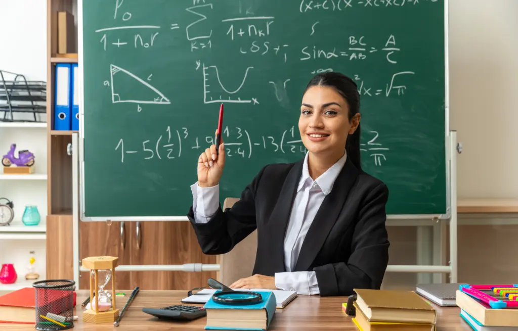 Professora lecionando em sala de aula / CNU dos professores 