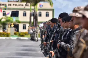 Policiais Militares de Alagoas enfileirados durante uma cerimônia