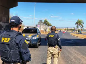 Aprovados no concurso PRF trabalhando em uma rodovia.