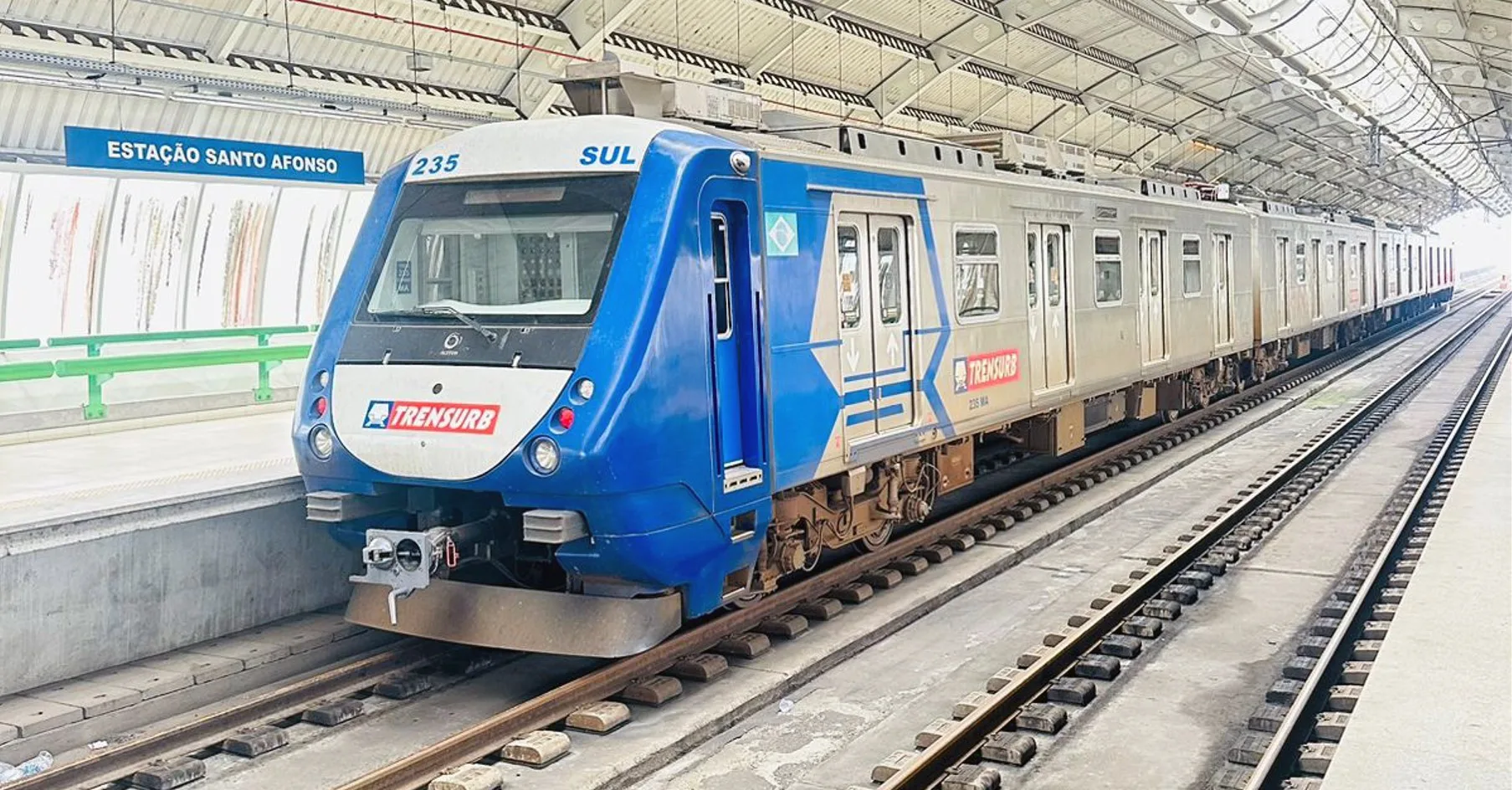 Trem urbano do Rio Grande do Sul em uma plataforma de embarque de passageiros