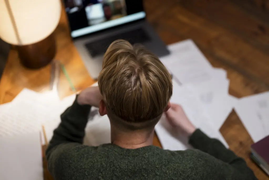 Jovem estudando para o concurso Ibama.