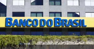 Fachada do prédio do banco do brasil com uma placa na frente / Concurso Banco do Brasil