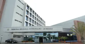 Prédio doTribunal Regional do Trabalho da 24ª Região com carro estacionado na frente / Concurso TRT MS