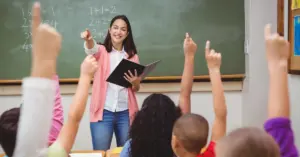 Professora ministrando aula para um grupo de alunos / CNU dos Professores