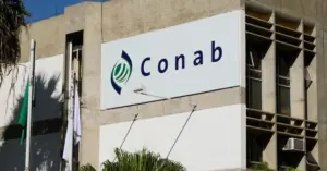 Fachada do prédio da Conab com bandeiras hasteadas / Concurso Conab