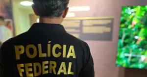 Servidor da Polícia Federal de costas com uniforme / Concurso PF