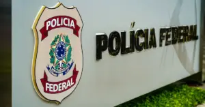 Letreiro escrito Polícia Federal e distintivo / Concurso PF