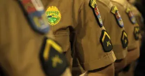 Foco em uniformes de servidores da Polícia Militar do Paraná / Concurso PM PR