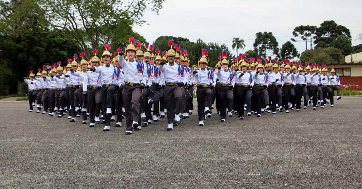 Cadetes da PM PR marchando uniformizados / Concurso PM PR