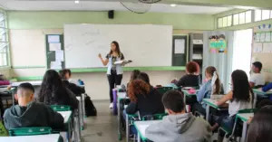 Professora ministrando aula para um grupo de alunos / Concurso SEE MG