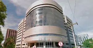 Fachada do prédio do Tribunal Regional Federal da 4ª Região com bandeiras hasteadas em frente / Concurso TRF4