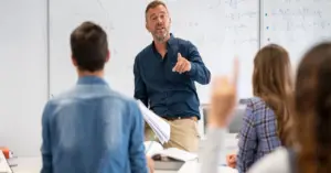 Professor ministrando aula para um grupo de alunos / CNU dos professores