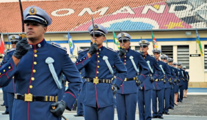 Aprovados no concurso PM SP de farda e em fila.