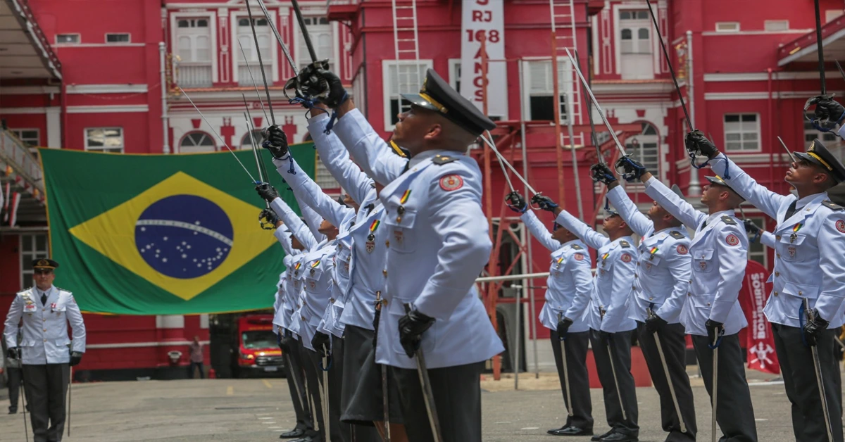 Oficiais do Corpo de Bombeiros enfileirados durante cerimônia / Concurso CBMERJ