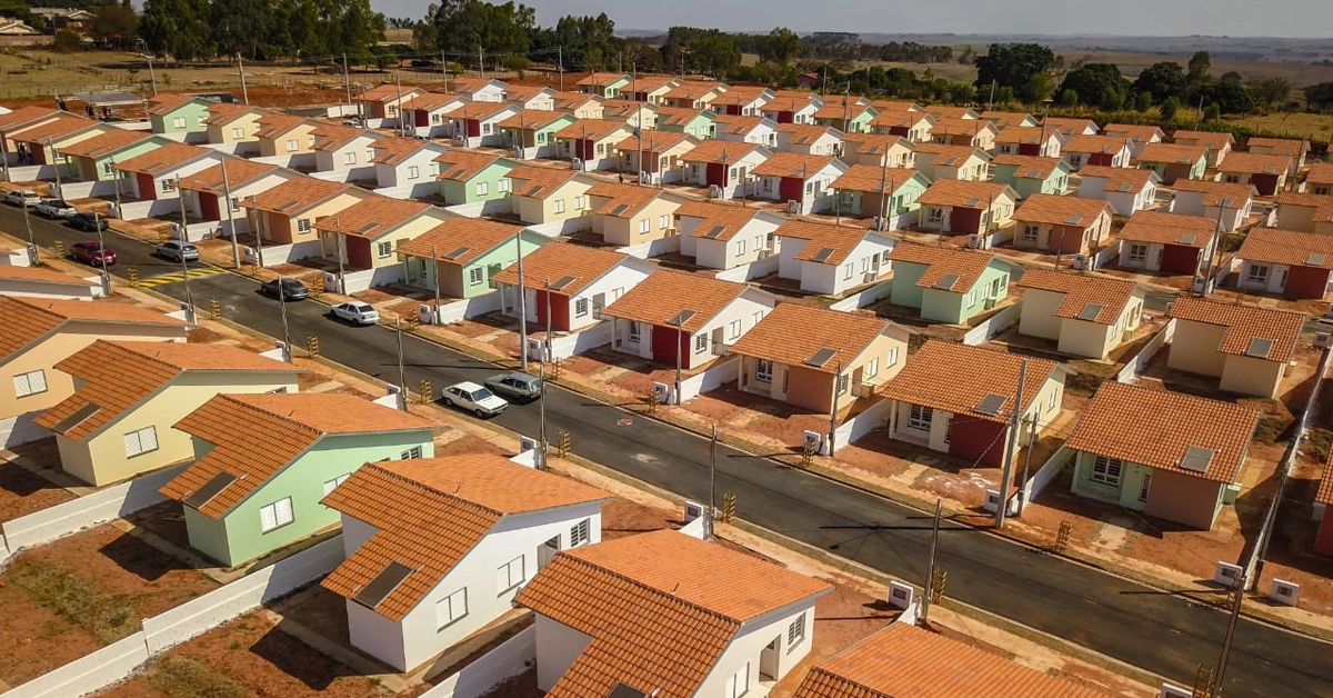 Conjunto de casas com área verde ao fundo / Concurso CDHU SP