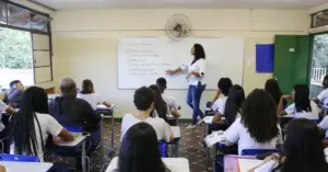 Professora ministrando aula para um grupo de alunos / Concurso SEE MG 2025