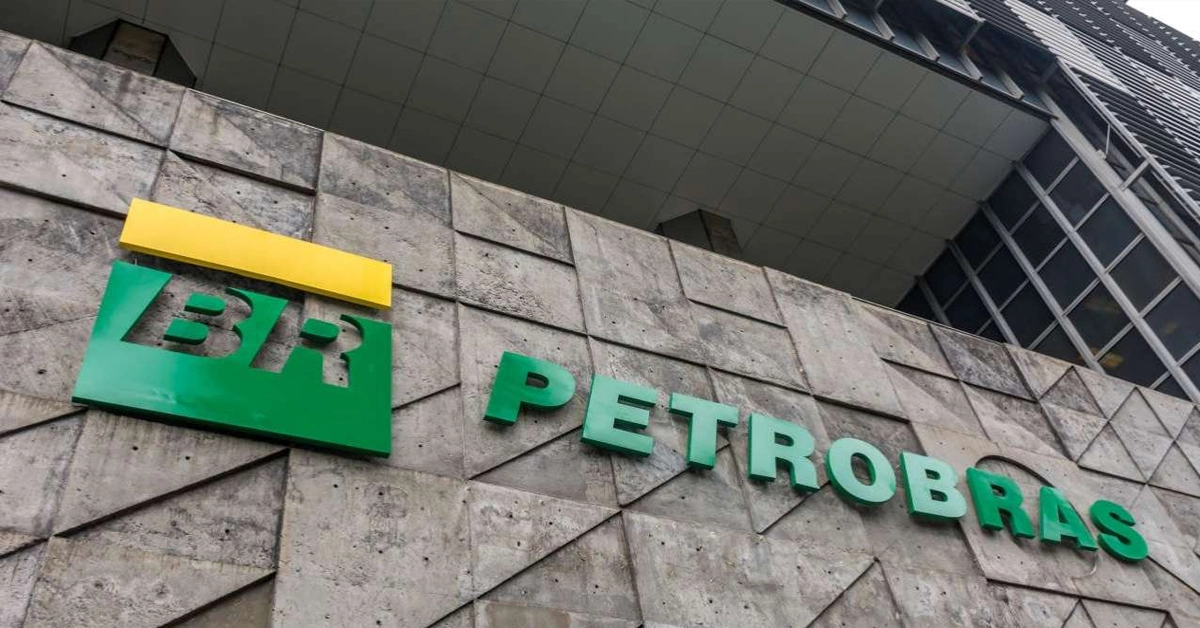 Fachada da Petrobras com a logo do órgão na parede / Concurso Petrobras