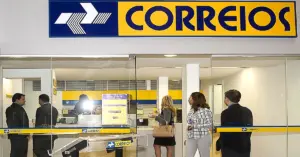 Fachada de uma das agências dos Correios com pessoas entrando e saindo / Concurso dos Correios