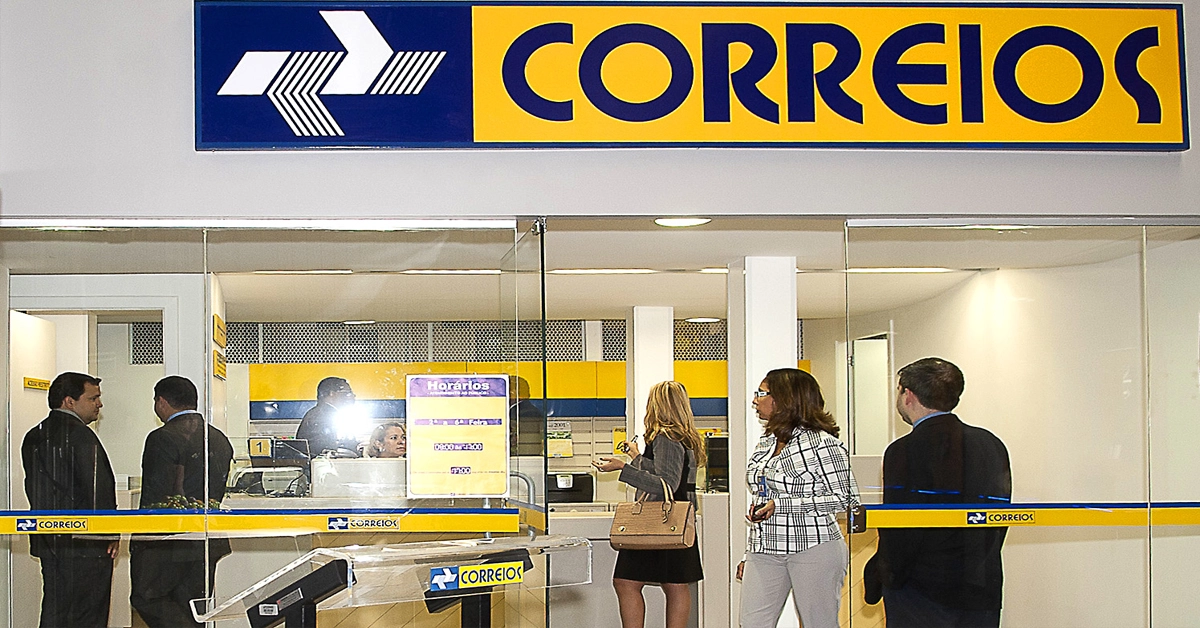 Fachada de uma das agências dos Correios com pessoas entrando e saindo / Concurso dos Correios