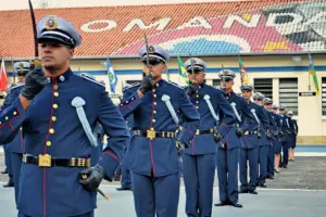 Aprovados no concurso PM SP de farda e alinhados.