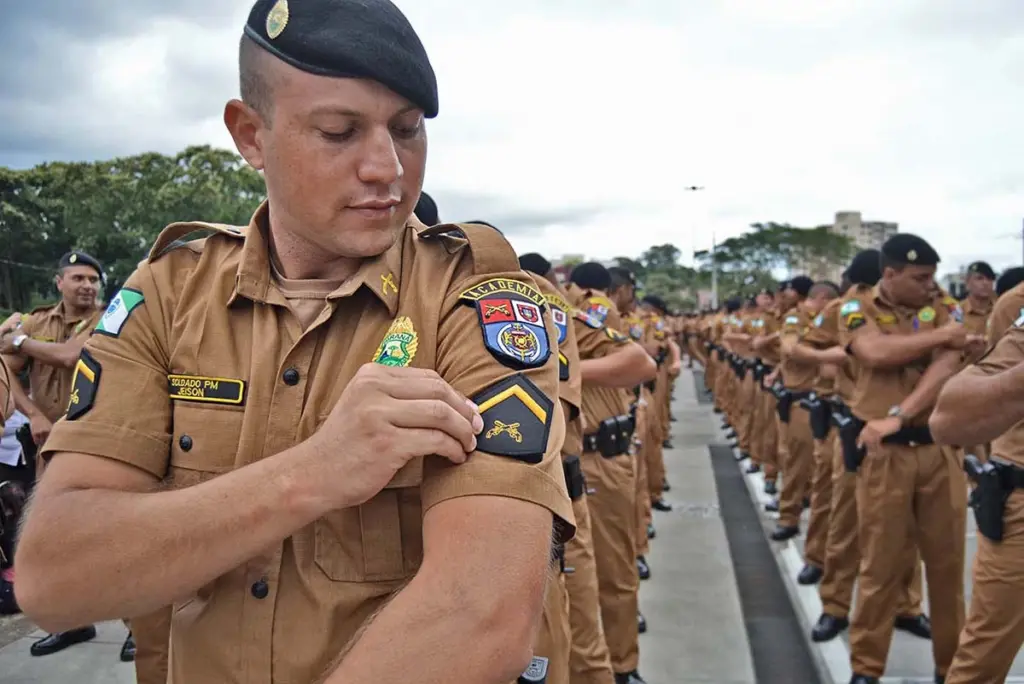 Soldados enfileirados e uniformizados / Concurso PM PR Soldado