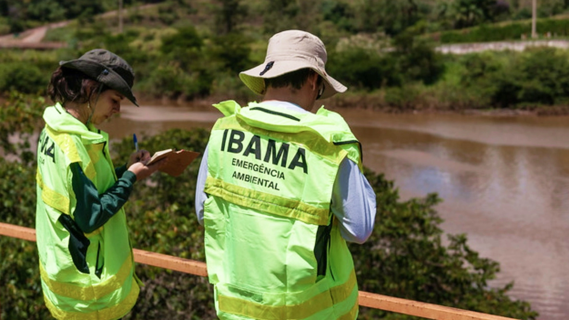 Aprovados no concurso Ibama trabalhando próximo a um rio.