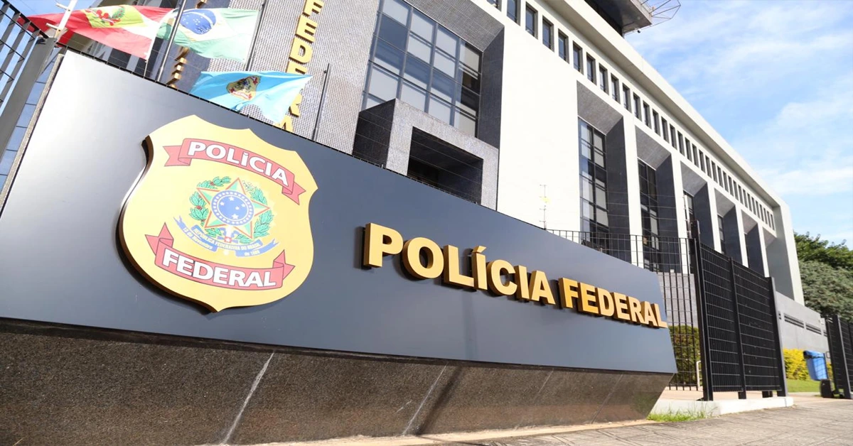 letreiro da policia federal com a logo ao lado / concurso pf administrativo